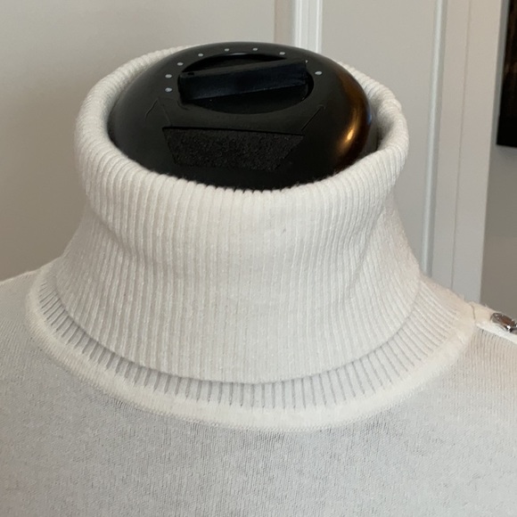 White House Black Market Brand White light weight Knitted Sweater - Picture 3 of 6